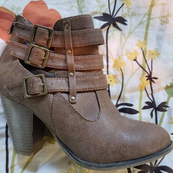 Ankle Booties with bucked straps - Picture 3 of 5